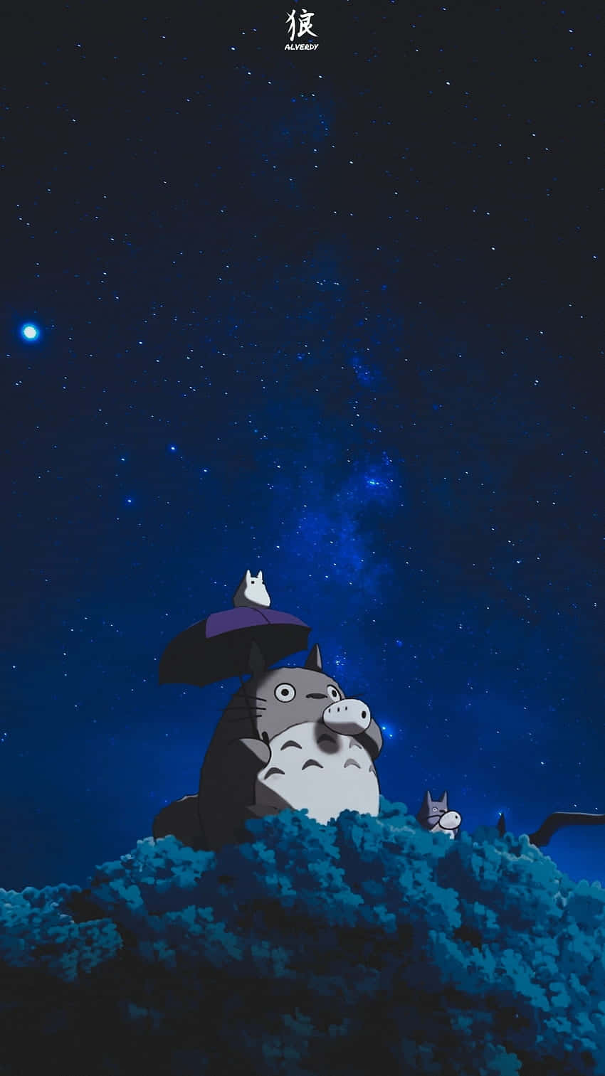 Aesthetic Ghibli 桌布 壁紙 — 龍貓坐在藍色灌木叢上，星空下撐著傘，傘頂有一隻小貓。