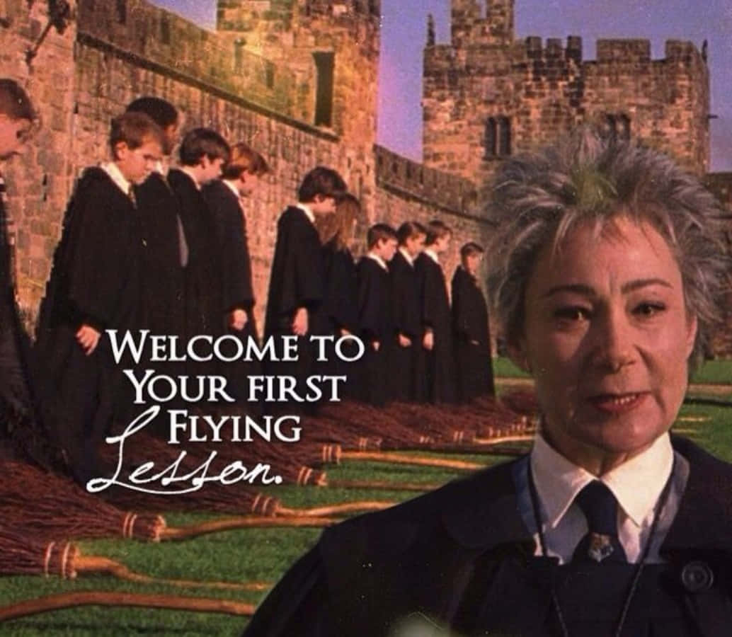 The Hogwarts Flying Lessons 桌布 壁紙 — 龐弗雷教授站在城堡庭院中，學生們手持掃帚，沐浴在溫暖的夕陽光下。