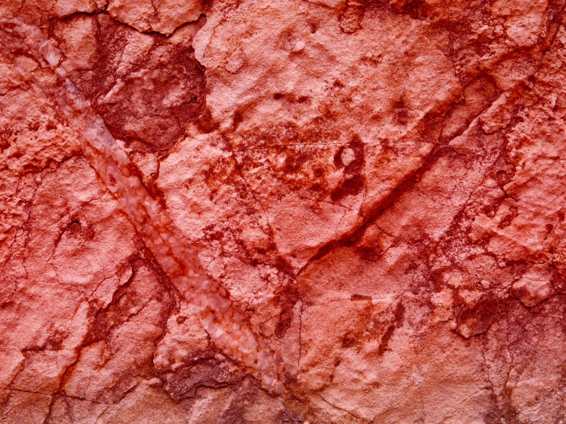 Red stone texture 壁紙 — 龜裂的紅褐色泥土特寫，帶有紋理脊線和細微礦脈。