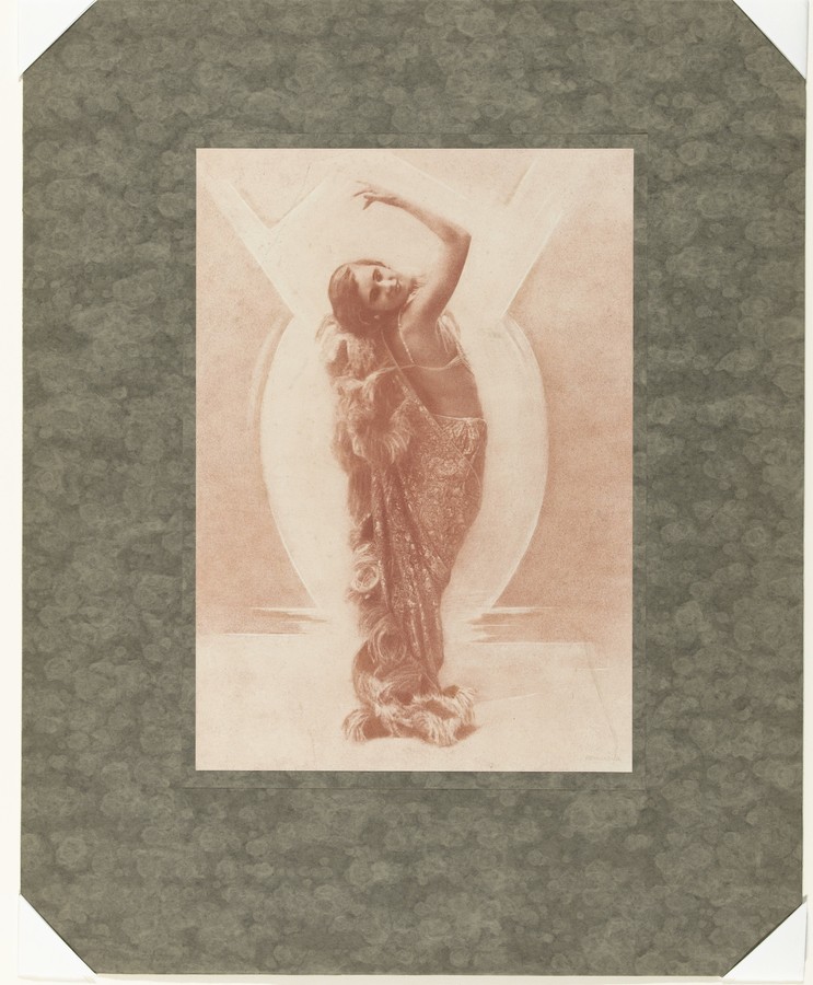 雅各布·默克爾巴赫的《舞動的女子》，創作於1920年至1940年間，紙本及溴油工藝。下載這幅藝術作品作為桌面、平板或手機的高解析度桌布。