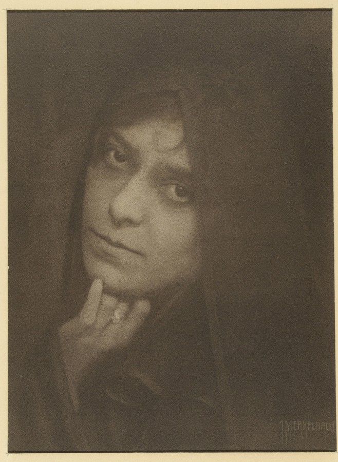雅各布·默克爾巴赫創作的蒙面女子肖像，約1920年至1930年間，以紙張為媒材，採用溴油工藝。將這幅藝術作品下載為高解析度桌布。