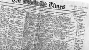 1920年代歷史性英國報紙頁面，帶有密集文字和華麗標題。 — Old Paper 壁紙