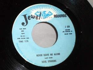 1974年Jewel Records為Soul Stirrers歌曲《Never Leave Me Alone》推出的黑膠唱片標籤特寫。 — 復古 壁紙