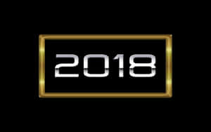 黑色背景上金色邊框內的閃亮銀色2018文字。 — 省電 壁紙