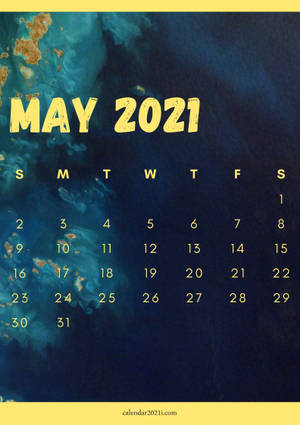2021年5月日曆，黃色文字在抽象藍色和金色背景上。 — Oppo Pad 5 霧面螢幕 壁紙