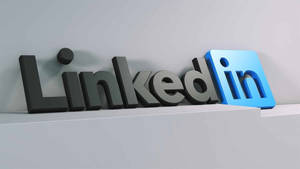 3D 渲染的 LinkedIn 標誌，位於白色底座上，背景為灰色牆壁 — 領英 壁紙
