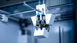 3D打印機雙擠出頭在藍色照明實驗室中的特寫。 — 3D 壁紙