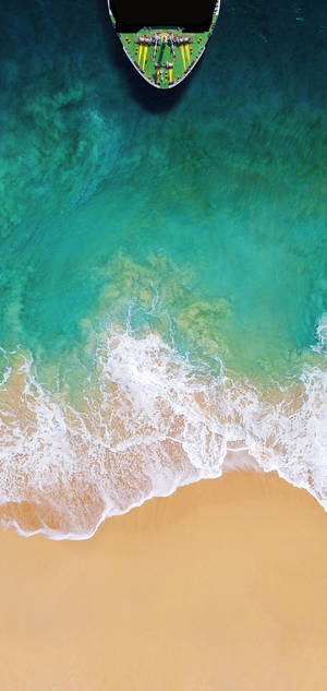 4K iPhone 船隻駛近海灘空中俯瞰圖