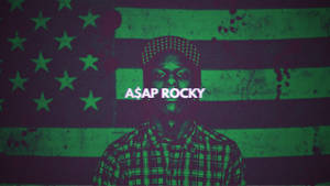 A$AP Rocky 在一個帶有綠色和紫色色調的風格化美國國旗前面。 — ASAP Rocky 壁紙