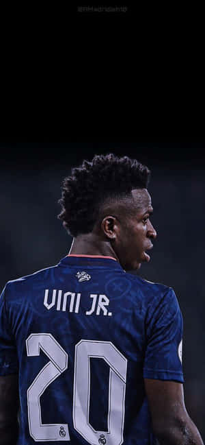 足球員維尼修斯·儒尼奧爾身穿藍色20號球衣從背後觀看。 — FIFA 世界盃 壁紙