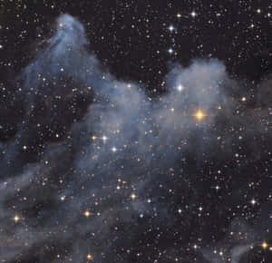 一個充滿明亮星星的藍色星雲，位於深空之中。 — 星際效應 壁紙