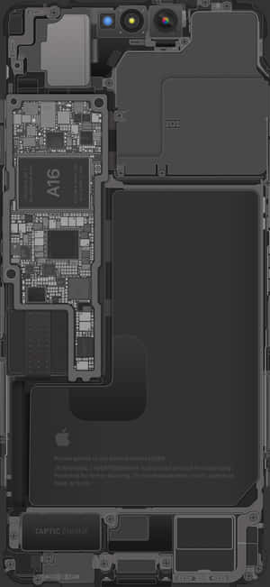 iPhone內部特寫，顯示A16晶片、相機、電池和Apple標誌。 — iPhone 17 Pro Max 壁紙