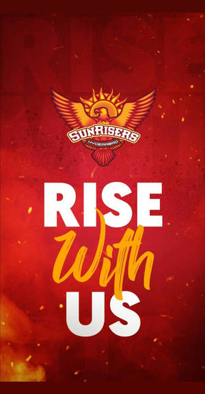 Sunrisers Hyderabad 球隊標誌，在火紅背景上印有 'RISE With US' 標語。 — 海德拉巴日出者 壁紙