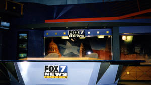 Fox 7 News Austin 電視攝影棚佈景，設有藍色牆壁和城市景觀背景。 — 福斯新聞 壁紙