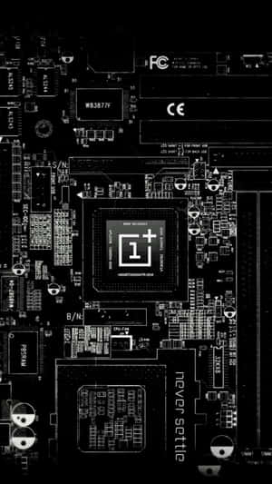 OnePlus 手機主機板的特寫，帶有電路和品牌標誌。 — 電路板 壁紙