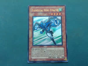 遊戲王 Elemental Hero Stratos 收藏卡放置於青綠色布料上。 — 遊戲王 壁紙