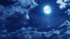 滿月透過深藍色雲層在夜晚閃耀。 — 美學月亮 壁紙