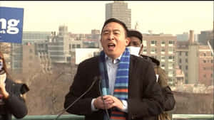 冬季在城市戶外發表激情演講的男子。 — 美國 壁紙