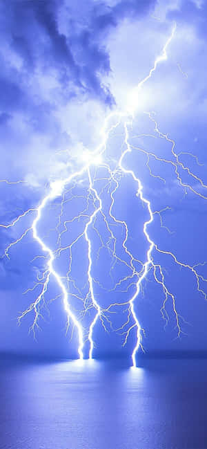 在暴風雨的天空下，閃電擊中海面。 — 閃電麥坤 壁紙