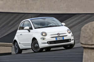 白色Fiat 500停放在木質坡道上，混凝土背景。 — 飛雅特 壁紙