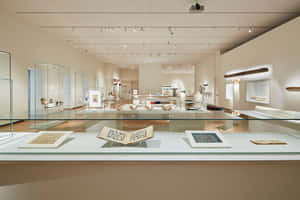 現代博物館畫廊，在玻璃櫃中展示古代手稿和文物。 — 3:2 壁紙