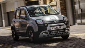銀色Fiat Panda在鵝卵石街道上行駛。 — 可愛熊貓 壁紙