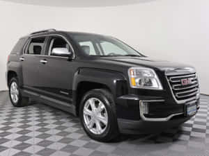 認證黑色GMC Terrain SUV，工作室內有棋盤格地板。 — 鄉村道路 壁紙