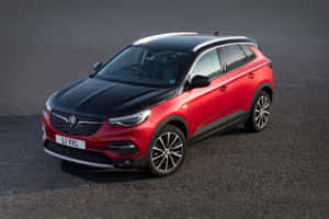 紅黑色Vauxhall SUV停在深色瀝青表面。 — 歐寶 壁紙