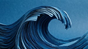 一座以藍色調呈現、帶有層次紋理的雕塑紙浪。