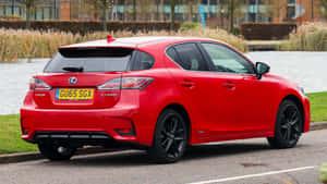 紅色Lexus CT200h停在近水處，帶黑色車輪。 — 凌志 壁紙