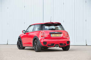 紅色MINI Cooper S停放在白色工業門前。 — Surface 壁紙