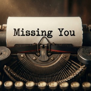 復古打字機的特寫，紙捲上打有「Missing You」。