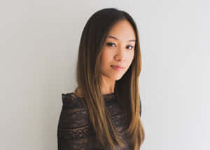 一位長黑髮女性穿著黑色蕾絲上衣，平靜地看著相機。 — 潔西卡·艾芭 壁紙