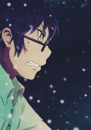 戴眼鏡的動漫男孩在夜晚的雪中神情嚴肅。 — 雪降花戲劇 壁紙
