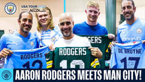 Aaron Rodgers 與手持簽名球衣的曼城球員合影。 — 亞倫·羅傑斯 壁紙
