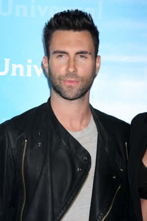 Adam Levine 在Universal活動中穿著黑色皮夾克。 — 2:3 壁紙