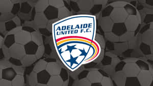 Adelaide United F.C. 足球隊標誌被黑白足球環繞。 — 1920x1080 壁紙