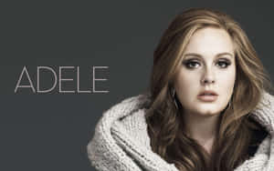 Adele 裹著白色質感毛毯，在攝影棚肖像中直視鏡頭。 — 愛黛兒 壁紙