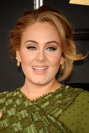 Adele 在活動中穿著綠色珠飾連衣裙和金色耳環。 — 愛黛兒 壁紙