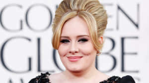 Adele 在金球獎上穿著黑色鑲飾連衣裙微笑。 — 愛黛兒 壁紙