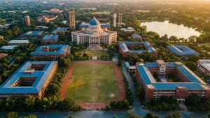 日落時分的大學校園鳥瞰圖，中央圓頂和足球場。