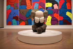 KAWS 雕塑，眼睛被劃掉，在畫廊展出 — Kaws 壁紙