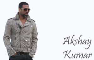 演員 Akshay Kumar 在工作室肖像中穿著飾有鉚釘的皮夾克和太陽眼鏡。 — MacBook Pro 16 壁紙