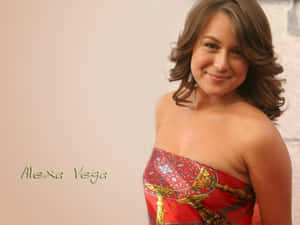 Alexa Vega 穿著紅色圖案連身裙對著鏡頭微笑。 — 安雅·泰勒-喬伊 壁紙