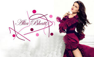 Alia Bhatt 身穿栗色荷葉邊連衣裙，在抽象粉紅色圖形藝術旁邊擺姿勢。 — 艾莉亞·巴特 壁紙