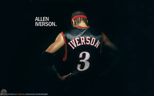 Allen Iverson 身穿黑色球衣號碼3，紅色飾邊，雙手叉腰站立。 — 克里夫蘭騎士隊 壁紙