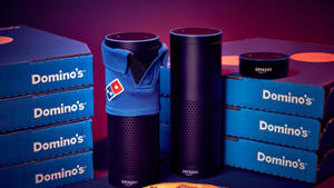 被 Domino's 披薩盒包圍的 Amazon Alexa 智慧揚聲器。 — 骨牌 壁紙