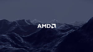AMD 標誌顯示在夜晚的黑暗山景之上。 — AMD 壁紙