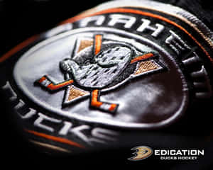 Anaheim Ducks 冰球隊徽章，帶有刺繡標誌和橙色點綴。 — 安納海姆鴨隊 壁紙