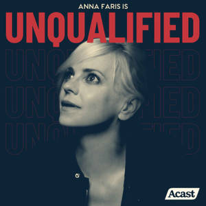 Anna Faris 在播客封面中，身後有粗體紅色文字寫著「UNQUALIFIED」。 — 女演員 壁紙